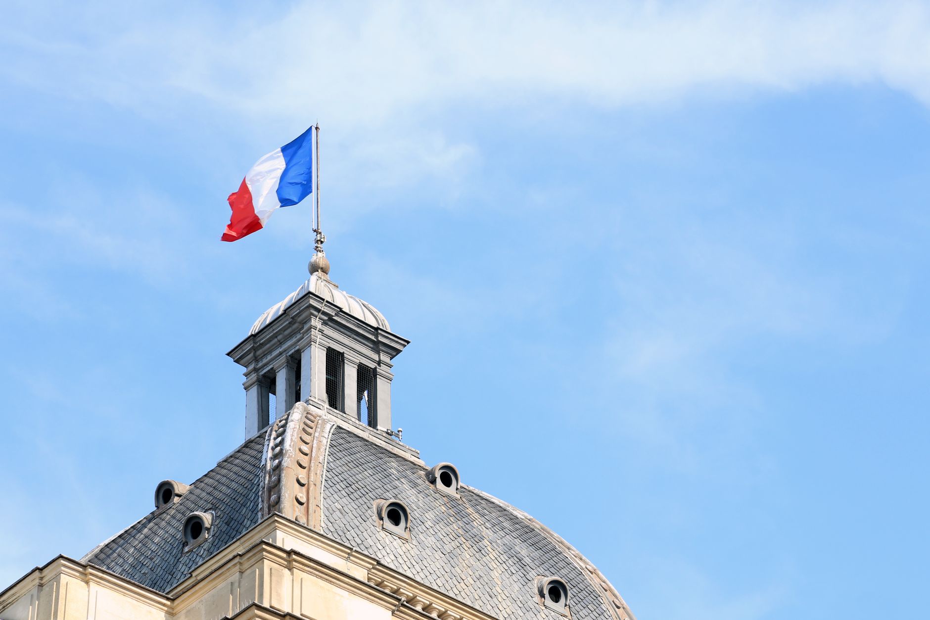 Naturalisation en France 2026 : Comment réduire les délais de 24-30 mois à 12-18 mois ?